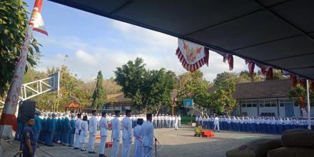 LURAH DESA DLINGO HADIRI LOMBA UPACARA DI SMA N 1 DLINGO